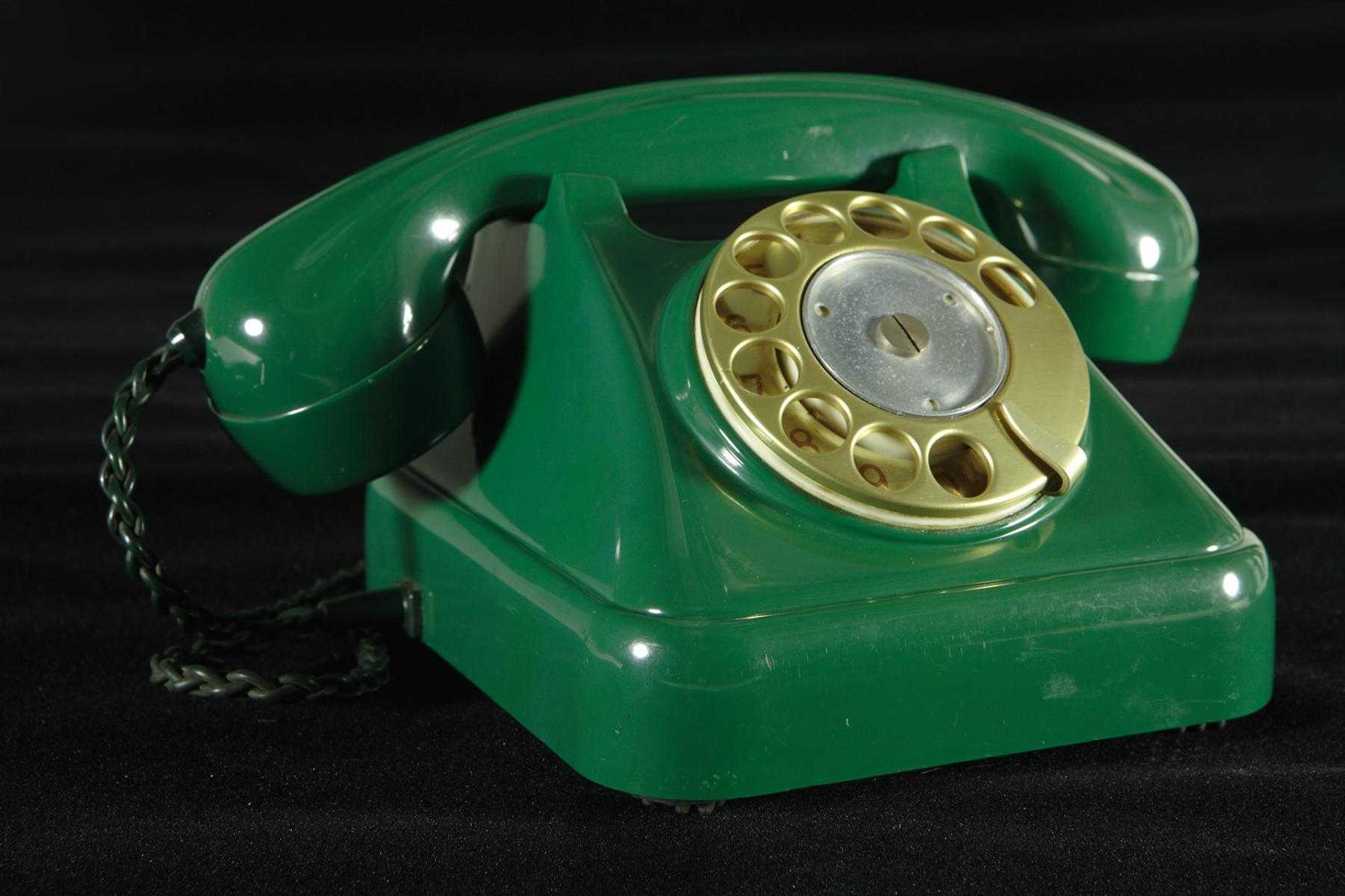 Зеленый телефон в вк. Телефонный аппарат дисковый зеленый. Зеленый телефон. Домашний телефон дисковый. Старый телефон.