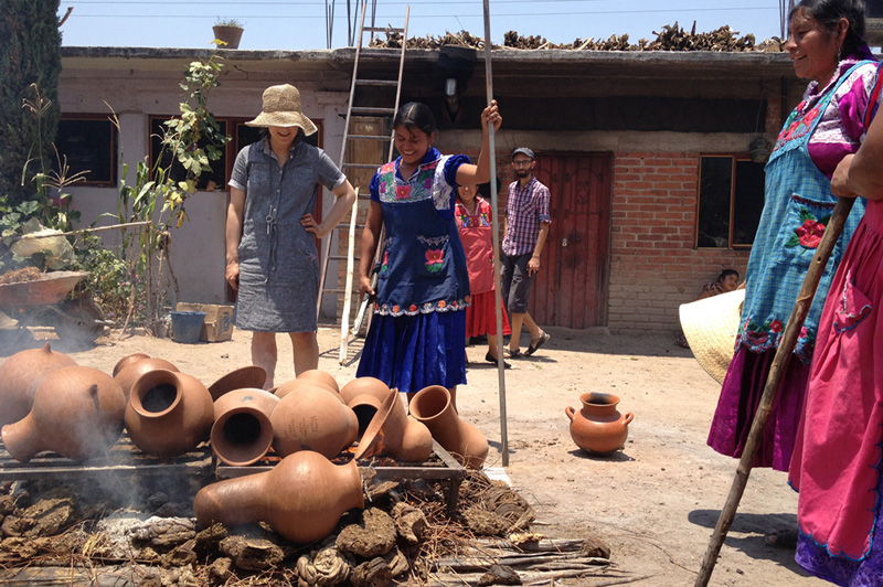 Ovalle and the ceramists in Oaxaca