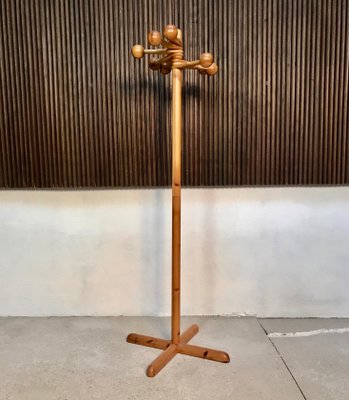 Perchero escandinavo escultural de madera de pino con ganchos