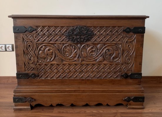 https://cdn20.pamono.com/p/g/1/0/1002988_sln8psy8ud/17th-century-spanish-baroque-savoy-hand-carved-chest-trunk-2.jpg