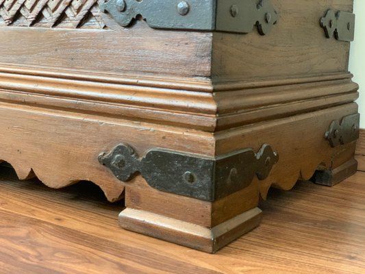 https://cdn20.pamono.com/p/g/1/0/1002988_ub6b6yr0qv/17th-century-spanish-baroque-savoy-hand-carved-chest-trunk-18.jpg