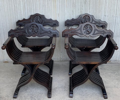 Sedie Savonarola pieghevoli in legno di noce intagliato, XIX