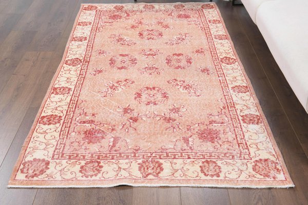 https://cdn20.pamono.com/p/g/1/0/1006141_63nr5puxj0/small-vintage-turkish-handmade-floral-oushak-area-rug-in-red-wool-1.jpg