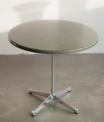Kleiner Tisch Mit Verchromten Gestell Von Charles Ray Eames Fur Vitra