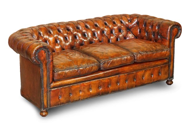 Viktorianisches Chesterfield Sofa aus braunem Leder, Sessel & Hocker, 6er  Set bei Pamono kaufen