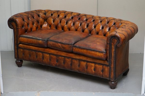 Chesterfield 135CM WIDE CIRCA 1900 FULLY RESTORED WHISKY BROWN LEATHER LUTYEN'S VICEROY SOFA 