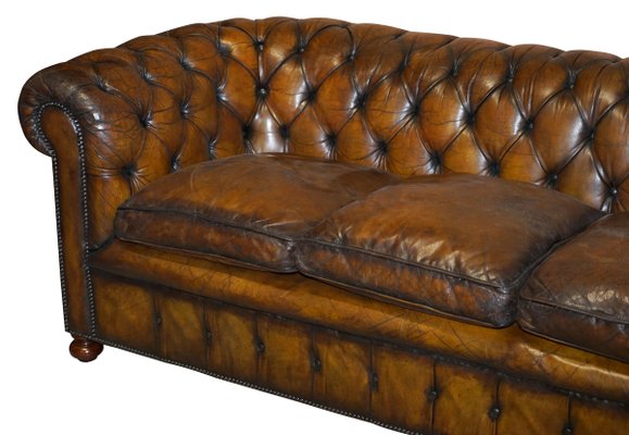 Sofá Club eduardiano de cuero marrón con cojines de asiento con relleno de  plumas, años 10 en venta en Pamono