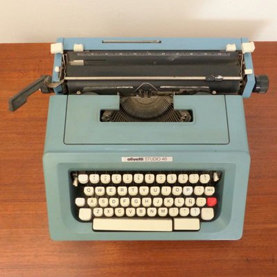 Máquina vintag de escribir de Olivetti Studio 46 con teclado español.
