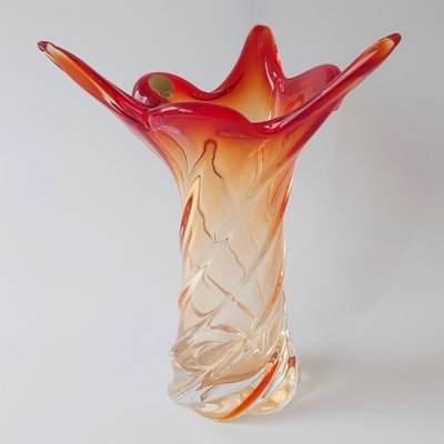 https://cdn20.pamono.com/p/g/1/0/1016548_omvynntuuh/mid-century-twisted-murano-glass-vase-1960s-1.jpg