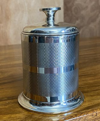 https://cdn20.pamono.com/p/g/1/0/1027909_1dzqwisgy2/english-solid-sterling-silver-art-deco-style-cigarette-dispenser-1936-3.jpg