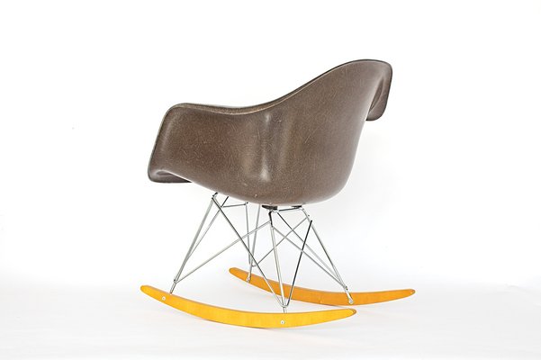 Sedia a dondolo RAR Mid-Century con base Vitra di Charles & Ray Eames per  Herman Miller in vendita su Pamono