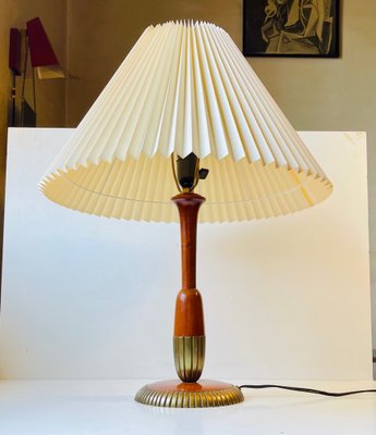 Skandinavische moderne Tischlampe aus Nussholz & Messing, 1950er bei Pamono  kaufen