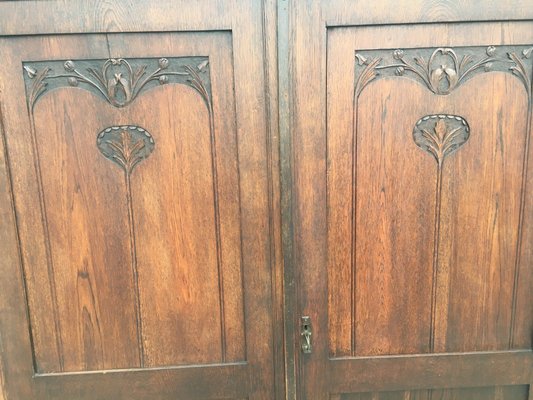 Armoire 2 Portes Style Louis XVI Vintage en Chêne Sculpté, France en vente sur