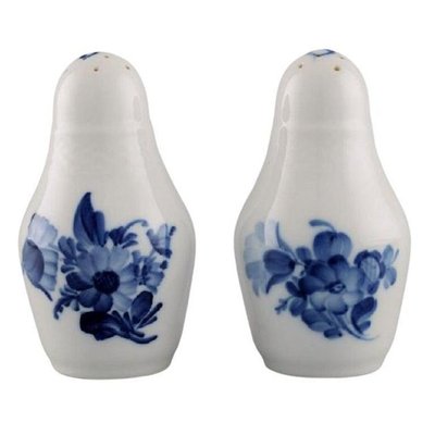 https://cdn20.pamono.com/p/g/1/0/1050872_y2sbtmrkrb/blue-flower-braided-salt-and-pepper-shaker-from-royal-copenhagen-set-of-2-1.jpg