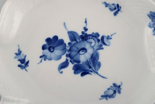 Vintage Porzellanteller mit blauen Blumen und Blattmuster Modell Nr. 10/8002 von Royal Copenhagen bei Pamono kaufen