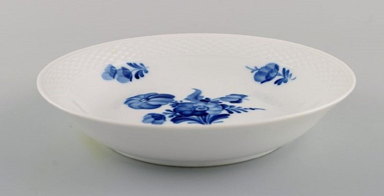https://cdn20.pamono.com/p/g/1/0/1060482_dsdo3mo1mf/blue-flower-braided-bowl-model-number-10-8155-from-royal-copenhagen-4.jpg