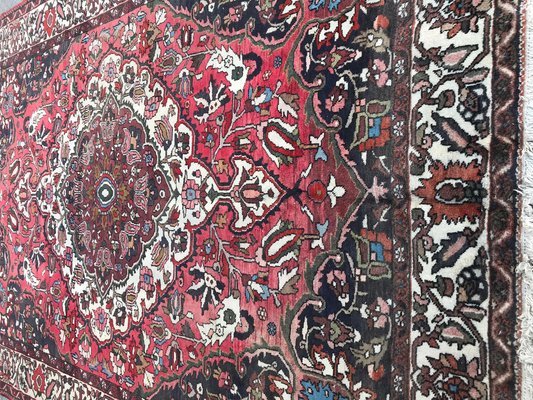 Tapis Persan Antique Bakhtiar Avec Détails De Fleurs Rouges Et Marines Sur Fond Beige