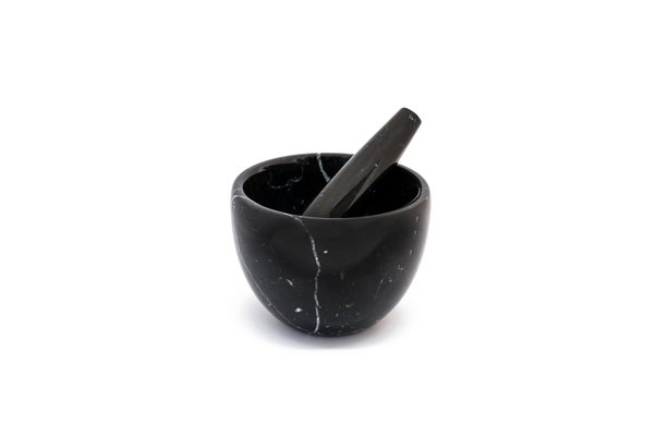 https://cdn20.pamono.com/p/g/1/0/1069587_r0iqkl2uzu/small-black-marble-mortar-and-pestle-set-of-2-2.jpg