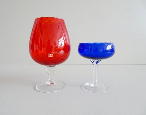 https://cdn20.pamono.com/p/g/1/0/1071120_c7lhis37vy/empoli-glass-bowls-in-red-and-blue-set-of-2-1.jpg