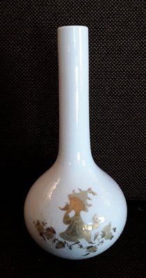 Weiß glasierte Porzellanvase aus der Romance Serie mit Dekor in Vierfach-Gold von Bjørn Wiinblad für Rosenthal, 1970er bei Pamono kaufen