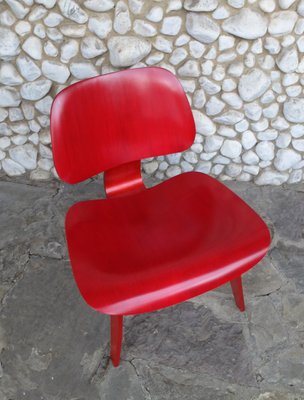 koloni Menagerry opbevaring Stained Red LCW Lounge Chair by Charles & Ray Eames for Herman Miller /  Evans Products Company, 1948 for sale at Pamono