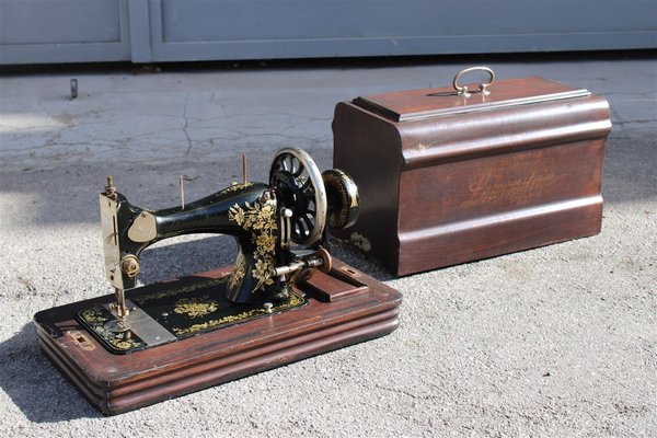 File:Maquina de coser manual de principios del siglo XX.jpg