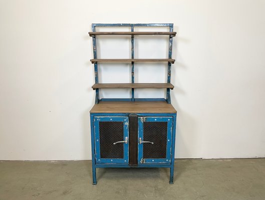 https://cdn20.pamono.com/p/g/1/0/1082844_x1h4m2py50/mueble-industrial-azul-con-estantes-a-os-60-imagen-1.jpg
