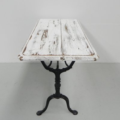 Bistro Tisch mit Holzplatte auf Gusseisen Gestell bei Pamono kaufen