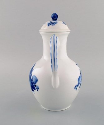 https://cdn20.pamono.com/p/g/1/0/1092394_e64jsvques/antique-blue-flower-braided-coffee-pot-from-royal-copenhagen-6.jpg