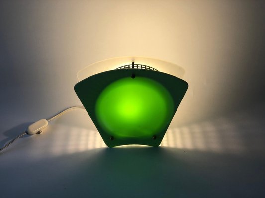 Lampada da notte in plastica con paralumi verdi e bianchi, Austria, anni  '50 in vendita su Pamono