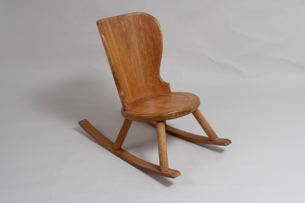 Sedia a dondolo in legno di pino, fatta a mano, in Svezia, nello stile di  Axel Einar Hjort in vendita su Pamono
