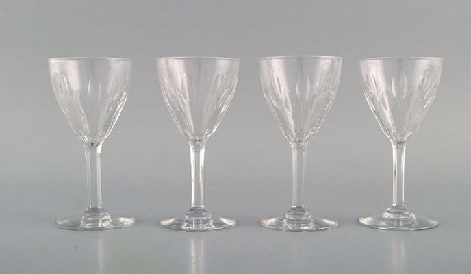 https://cdn20.pamono.com/p/g/1/0/1098791_xbzppwqpbb/baccarat-white-wine-glasses-in-clear-mouth-blown-crystal-glass-france-set-of-7-2.jpg