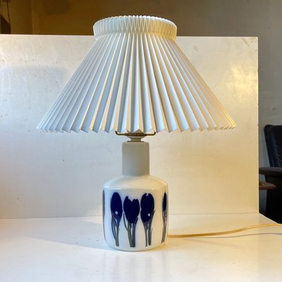 Lampada da tavolo modernista in porcellana con tulipani blu di Bing &  Grøndahl, anni '70 in vendita su Pamono