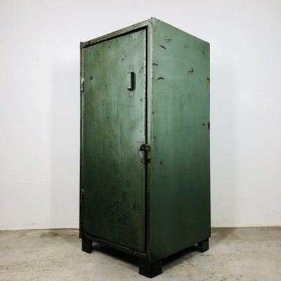 industrieller-gruener-stahlschrank-1.jpg