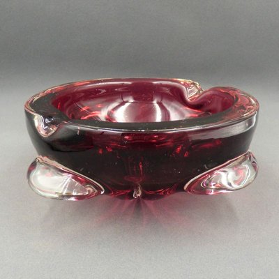 https://cdn20.pamono.com/p/g/1/1/1112010_0vtfxh5ct1/red-murano-glass-ashtray-italy-1950s-2.jpg