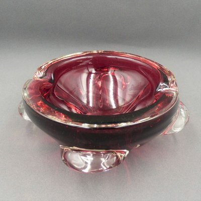 https://cdn20.pamono.com/p/g/1/1/1112010_4oxhztlm7x/red-murano-glass-ashtray-italy-1950s-1.jpg
