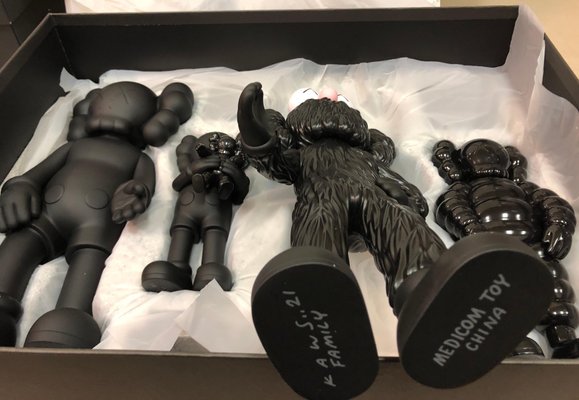 Kaws, figuras familiares, versión en negro, 2021, vinilo fundido