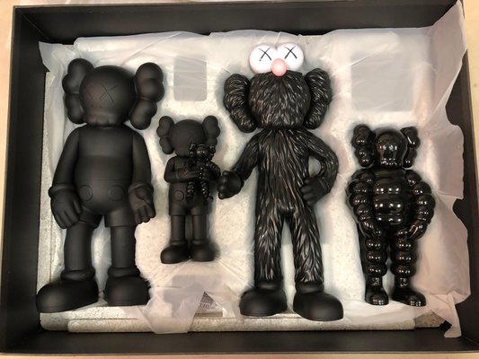 Kaws, Familienfiguren, Schwarze Version, 2021, Bemaltes Guss-Vinyl