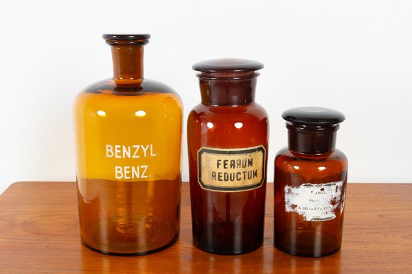https://cdn20.pamono.com/p/g/1/1/1115196_zhdyvi1afr/vintage-french-pharmacy-glass-bottles-1930s-set-of-3-4.jpg