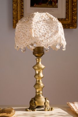 verdad Caracterizar Anuncio Lámpara de mesa vintage con base de latón con frisos de organza cosidos a  mano y pantalla de perlas en venta en Pamono