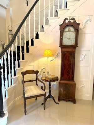 Reloj George III antiguo de caoba con incrustaciones en venta en