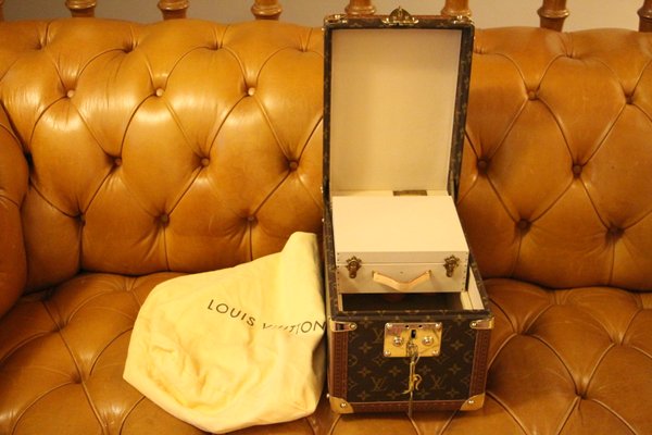 Portagioie europeo con specchio e logo Louis Vuitton in ottone in vendita  su 1stDibs