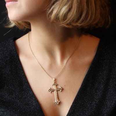 18 carat gold store cross and chain