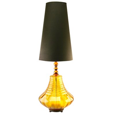 Vertical sales table lamp