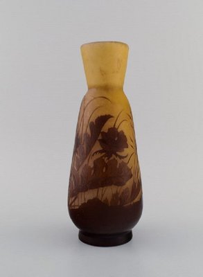 Antike Vase aus Kunstglas in Dunkelgelb und Hellbraun von