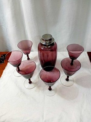 https://cdn20.pamono.com/p/g/1/1/1152643_qe47mpv7ad/vintage-glass-cocktail-set-set-of-7-8.jpg