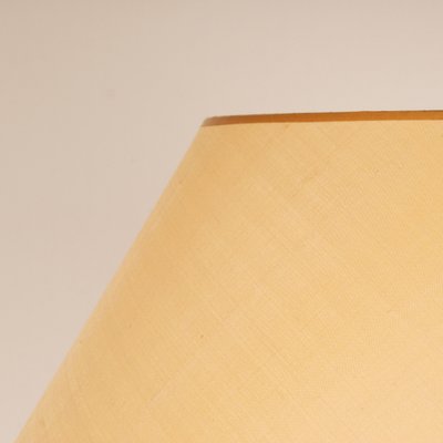 https://cdn20.pamono.com/p/g/1/1/1152877_1krxstyhp1/large-mid-century-gold-brass-table-lamps-silk-lampshades-set-of-2-2.jpg
