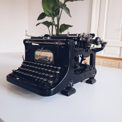 Continental Qwertz Typewriter with Original Case from