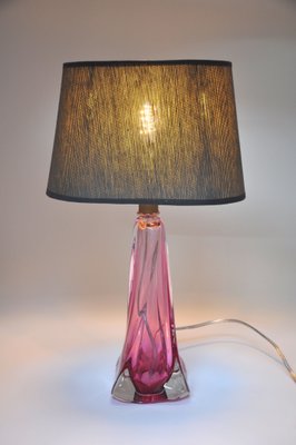 de mesa de cristal en rosa con pantalla gris de Val Saint Lambert en venta en Pamono