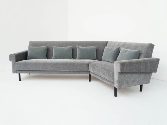 Sturdy brown tweed divano grigio con cuscini modellato Foto stock - Alamy